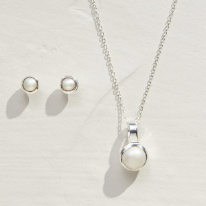 sapha pearl pendant necklace alt